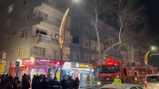 Yangının 3. kattaki odada çıktığı ve itfaiye ekiplerinin çalıştığı an