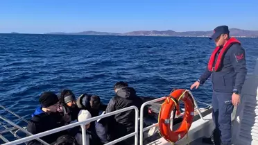 Kurtarılan göçmenlerin gemiye alınışı