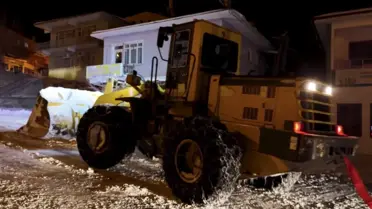 Kurtarma ekipmanlarıyla kar altındaki TIR