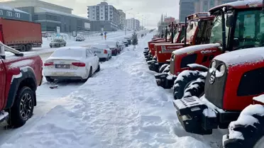 Esenkent köyünde bir metre kalınlığında kar