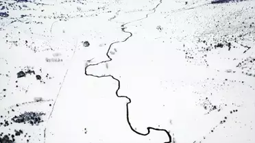 Dronla çekilmiş karla kaplı menderes manzarası