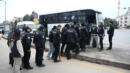 Operasyon sırasında ele geçirilen bahis terminalleri ve nakit