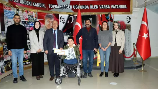 Nakşin Özdemir ve sınıf arkadaşları karnesini kutluyor