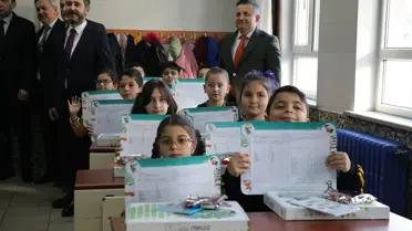 Öğrencilerin karnelerini alırken çekilmiş fotoğraf