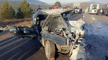 Kazada çarpışan servis minibüsü ve otomobil