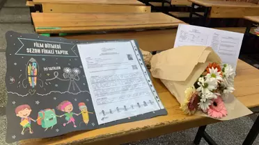 Karneler çiçeklerle süslenmiş sınıf