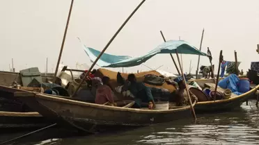 Makoko’da yıkım sonrası kanolarda yaşayan aileler