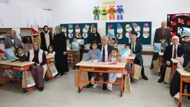 Öğrencilerin karnelerini alırken fotoğrafı