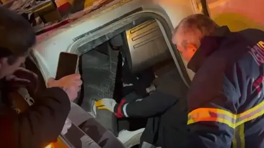 Şarampole çarpan araç ve kurtarma ekipleri