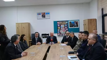 Karnelerini alan öğrenciler