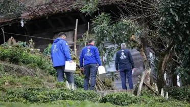 TDV gönüllülerinin kış yardımı dağıttığı an