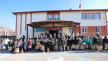 Zeynep’in temizlediği ve öptüğü Türk bayrağı