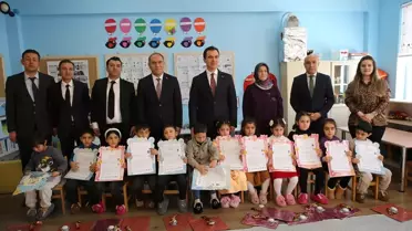 Karneleri alan öğrenciler