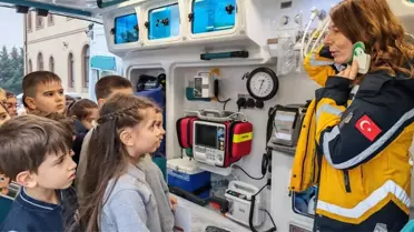 Yağmur ambulansı incelerken