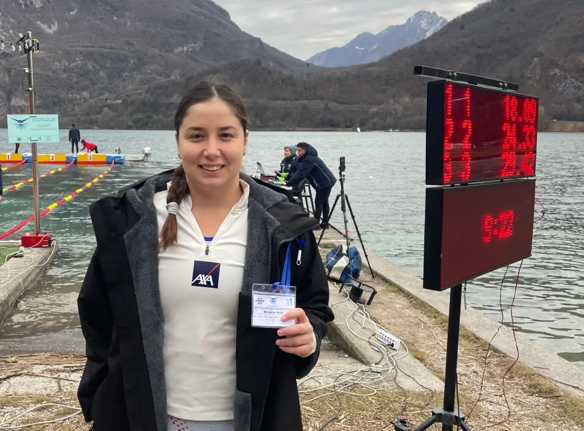 Bengisu Avcı Buz Yüzmede 1 Mil Rekorunu Kırdı, İklim Değişikliğine Dikkat Çekti