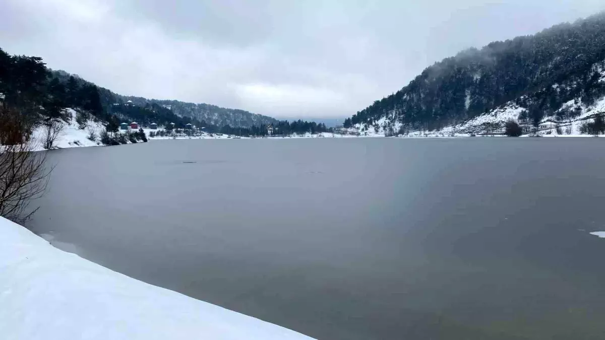 Çubuk Gölü'nde Buz Tabakası Oluştu: Kışın Büyüleyici Görsel Şöleni