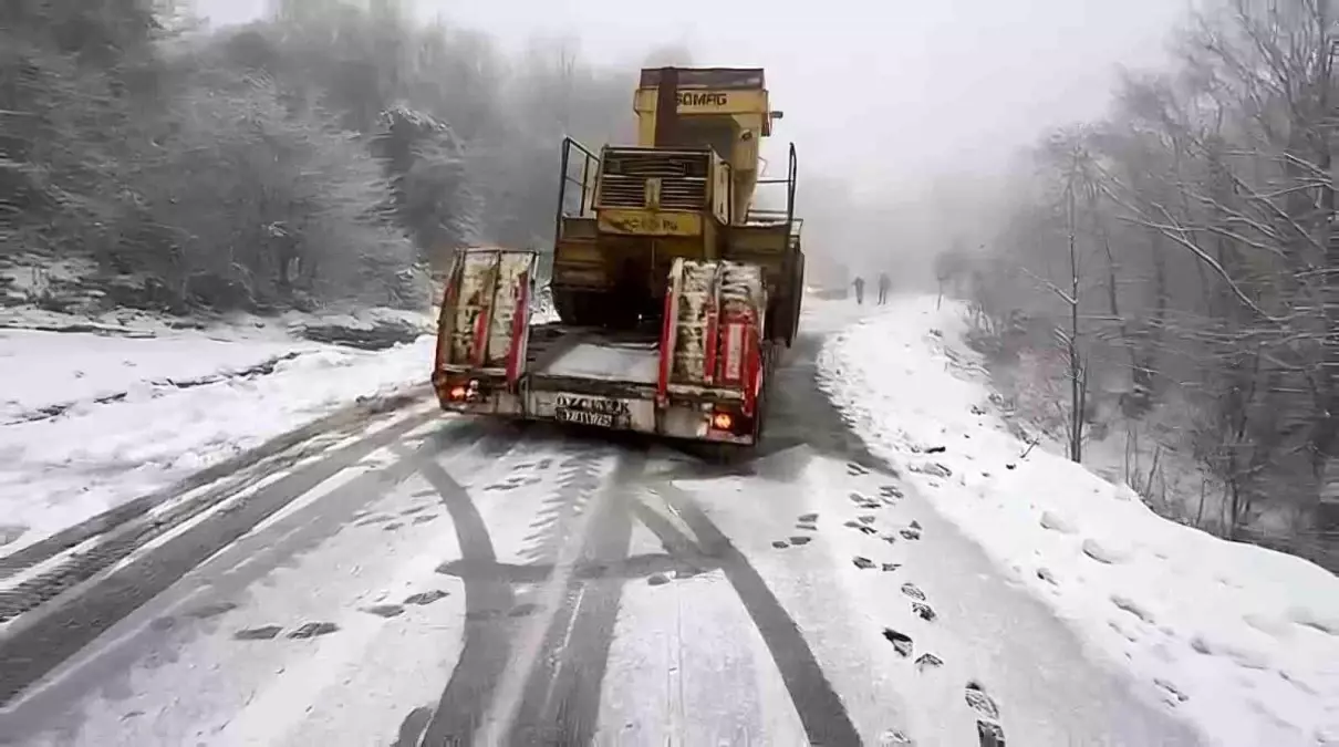 Bartın‑Amasra Karla Kaplı Yolda Tırın Kayması Sonucu Trafik 2,5 Saatliğine Durduruldu