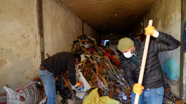 Bodrumda biriken çöp yığını