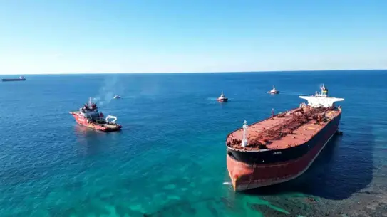 Kurtarma ekipleri tanker üzerinde çalışıyor