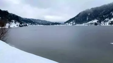 Çubuk Gölü buzlu yüzey detay fotoğrafı