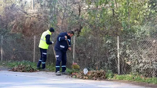 Temizlik ekipmanlarıyla yol kenarı temizliği