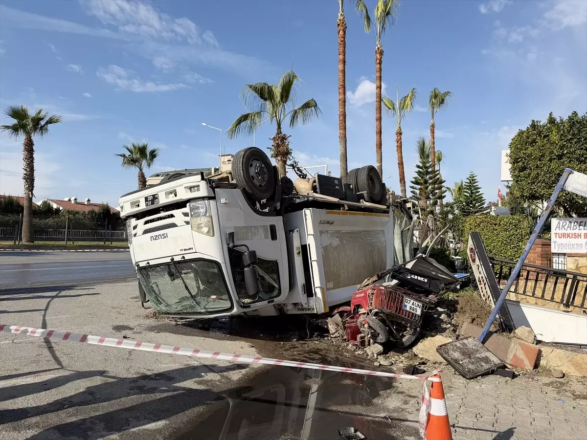 Alanya’da Çarpışma Sonucu Üç Kişi Yaralı