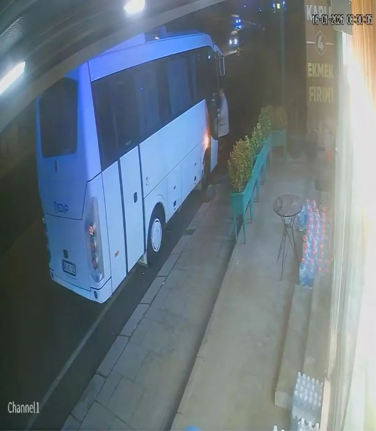 Arnavutköy'de Midibüs Çarpması: Yolcu Son Anda Hayata Tutundu