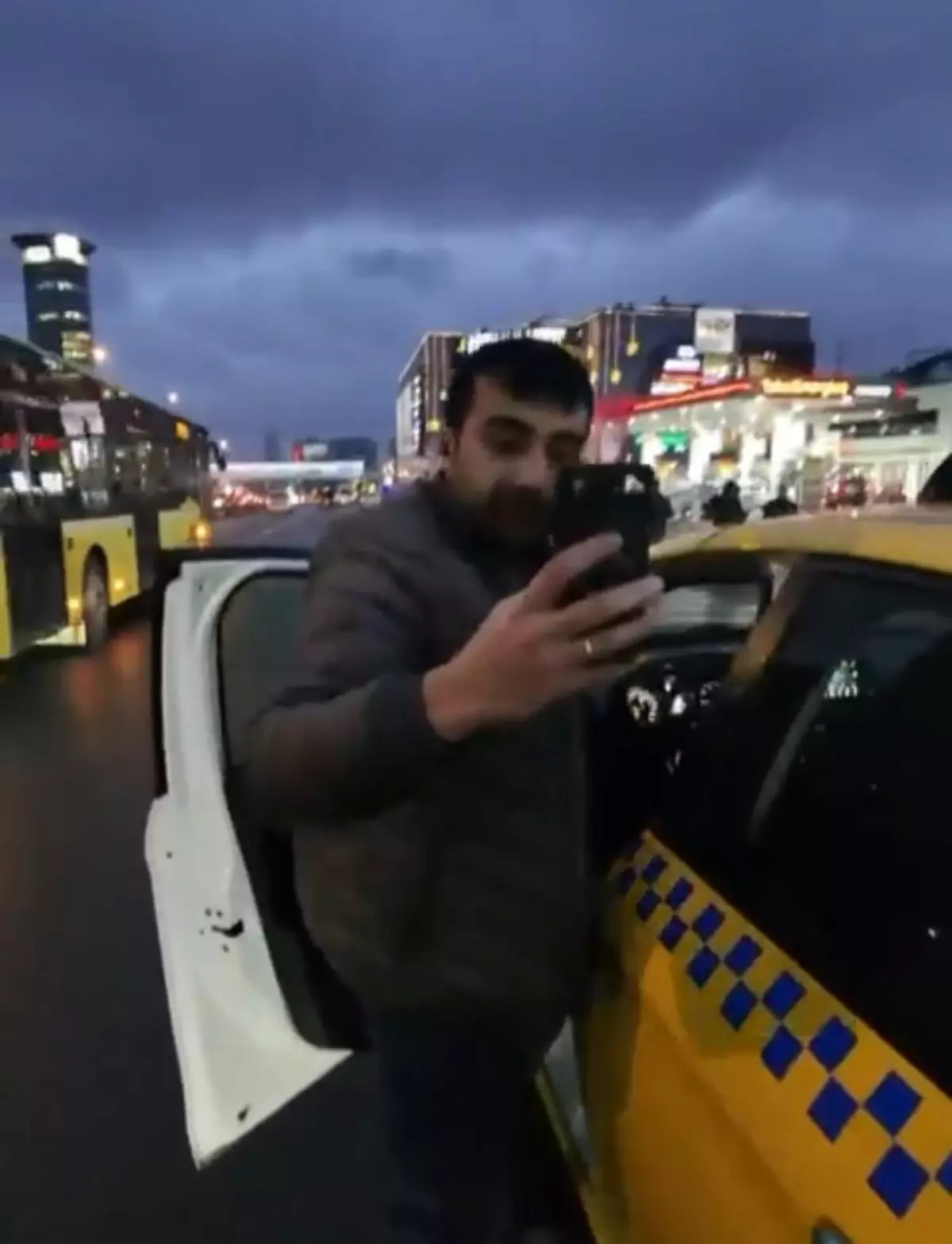 Ataşehir'de Taksi Şoförü Kalabalık Nedeniyle Engelli Aileyi Bıraktı