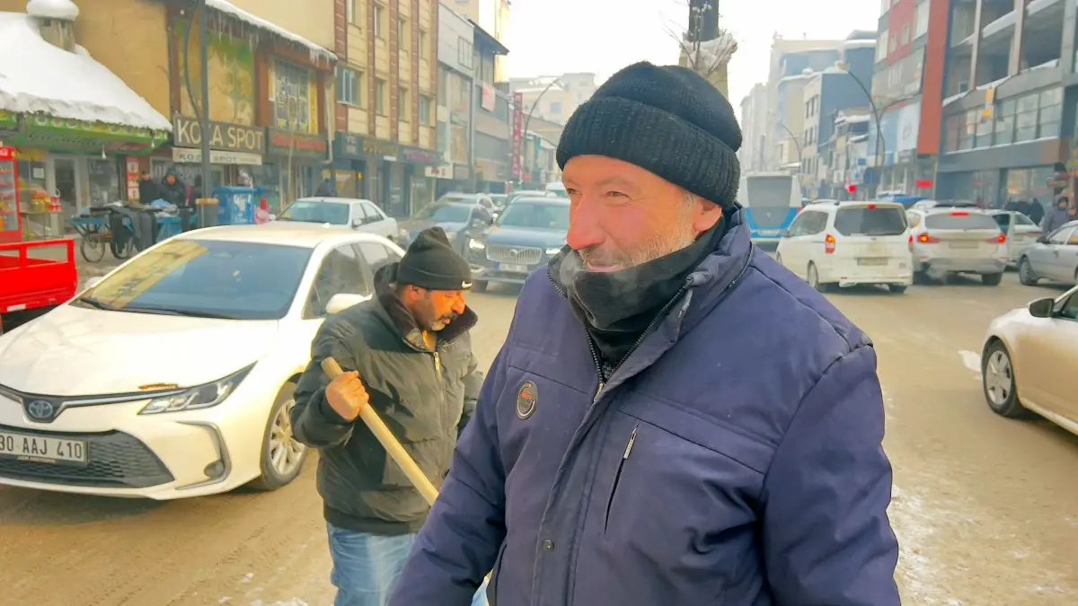 Yüksekova’da Buzlu Sokaklar Temizlendi: Sefer Ürek’ten Bebek ve Engelli Arabalarına Destek