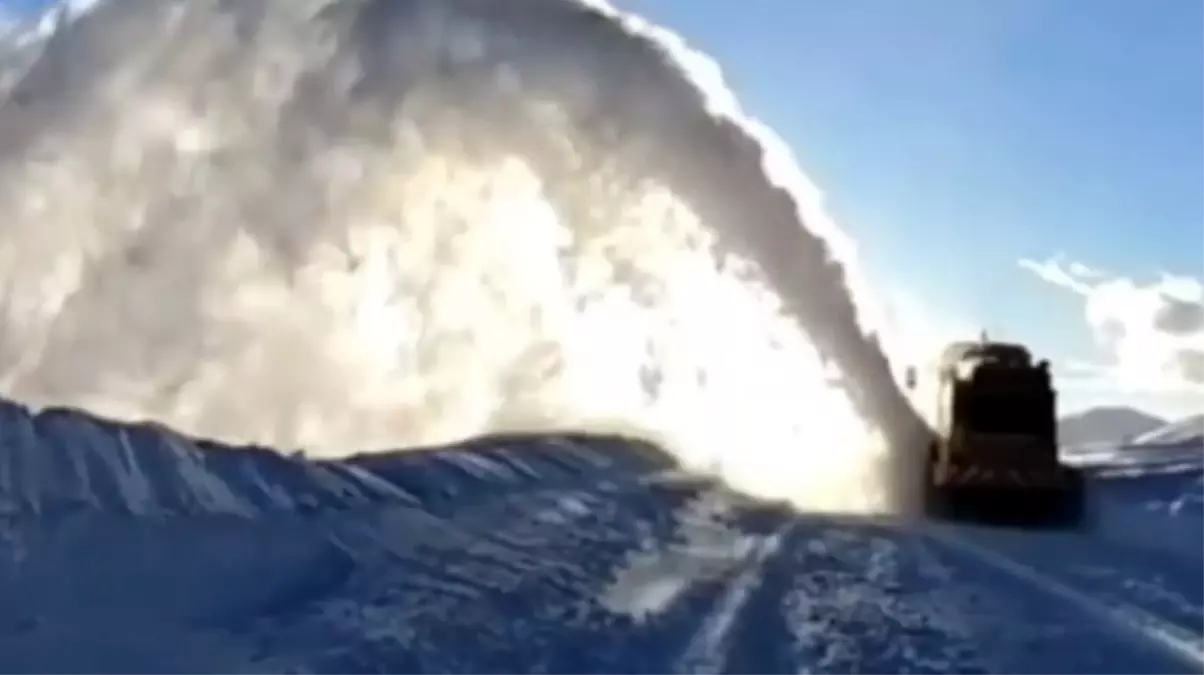 Bitlis'te Kar Yağışı Sonrası Temizlenme Çalışmalarıyla Yollar Yeniden Açıldı