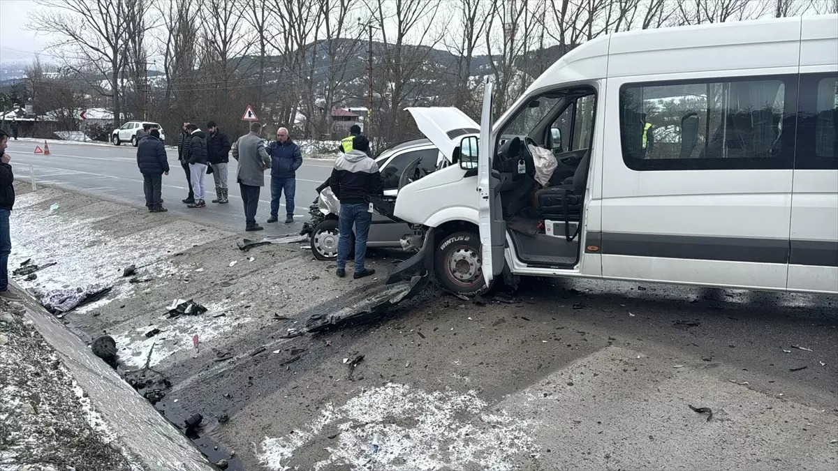 Mudurnu’da Minibüs ve Otomobil Çarpıştı: 1 Kişi Hayatını Kaybetti, 9 Yaralı