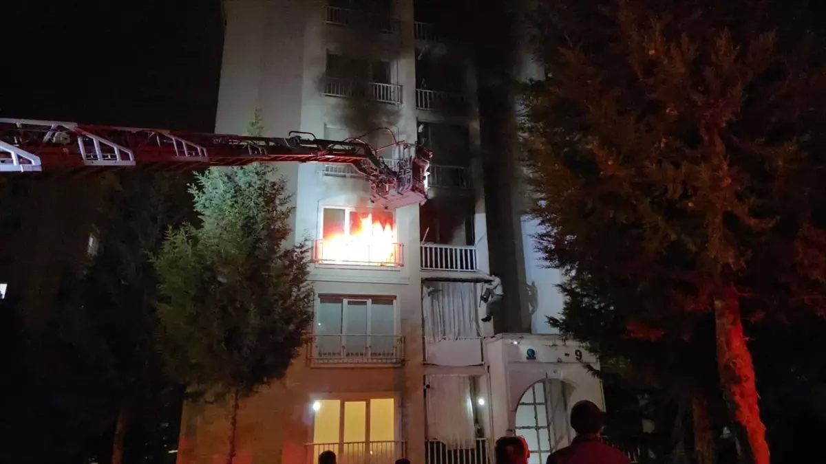 İnegöl'de Apartman Dairesinde Çıkan Yangın 1 Yaralıyla Sonuçlandı