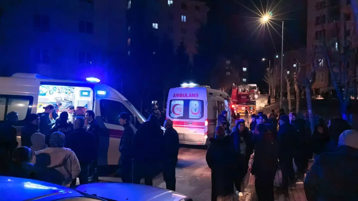 İnegöl'de Apartman Yangını: Üç Kişi Duman Nedenli Hastaneye Kaldırıldı