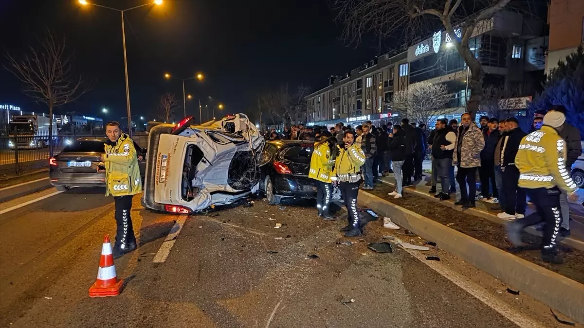 İnegöl'de Çarpışan İki Araçta 1 Ölü, 1 Yaralı