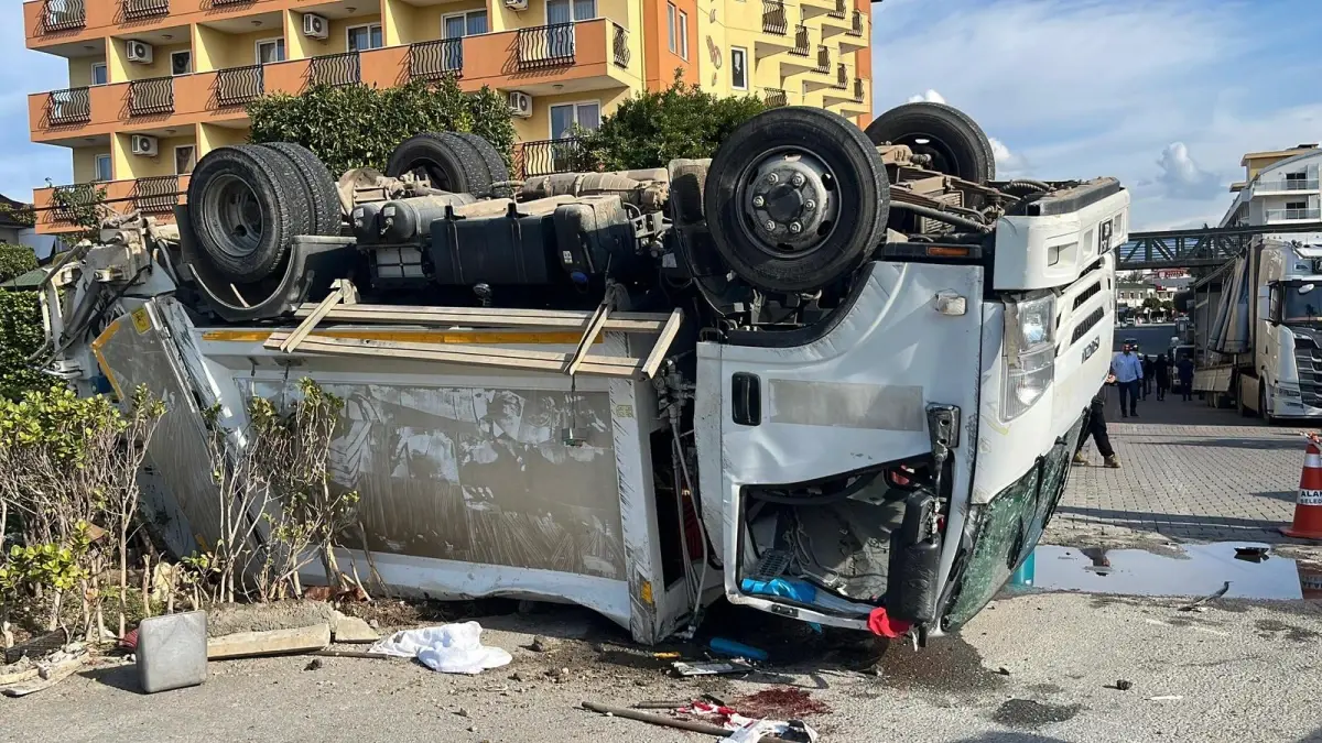 Alanya’da Çöp Kamyonu Devrildi: 3 Belediye Çalışanı Yaralandı