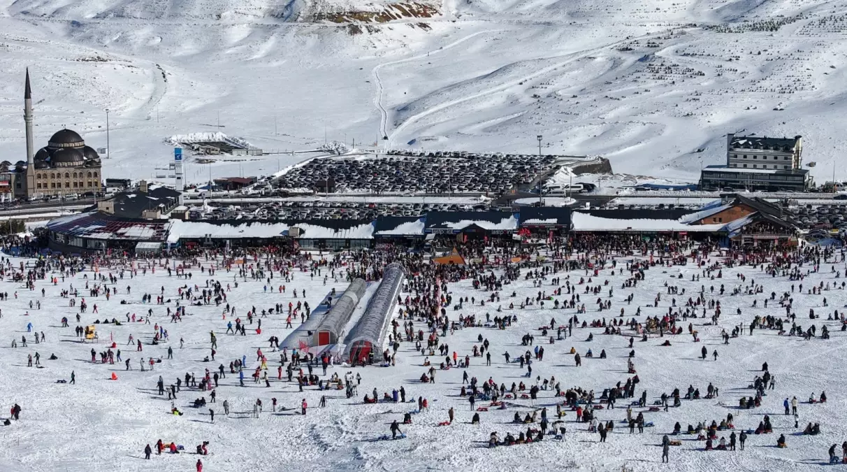 Erciyes Kayak Merkezi 1 Milyon Ziyaretçiye Ulaştı: Sezonun İlk Ayı Rekor Kırdı
