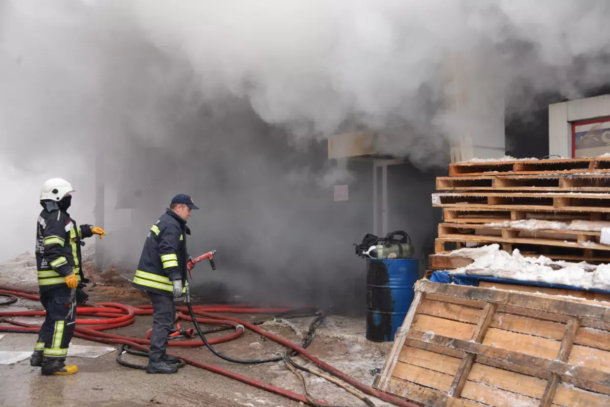 Erzurum Yakutiye'de Mobilya Atölyesinde Patlama ve Yangın: 2 Kişi Hayatı Yitirdi