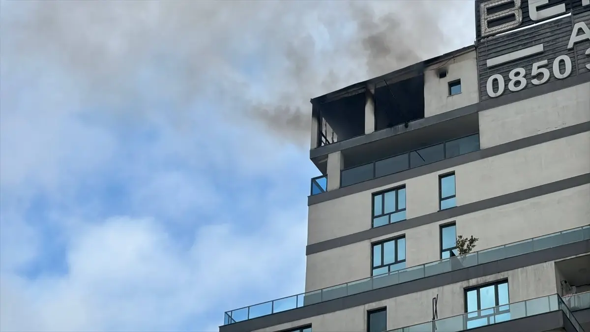 Esenyurt'ta 16 Katlı Bina Terasındaki Kafede Yangın: Bir Yaralı