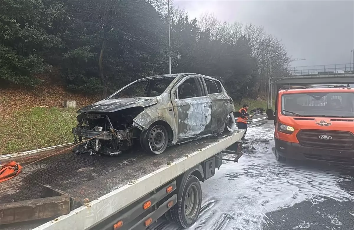 Fatih Sultan Mehmet Köprüsü'nde Araç Yangını Kontrol Altına Alındı