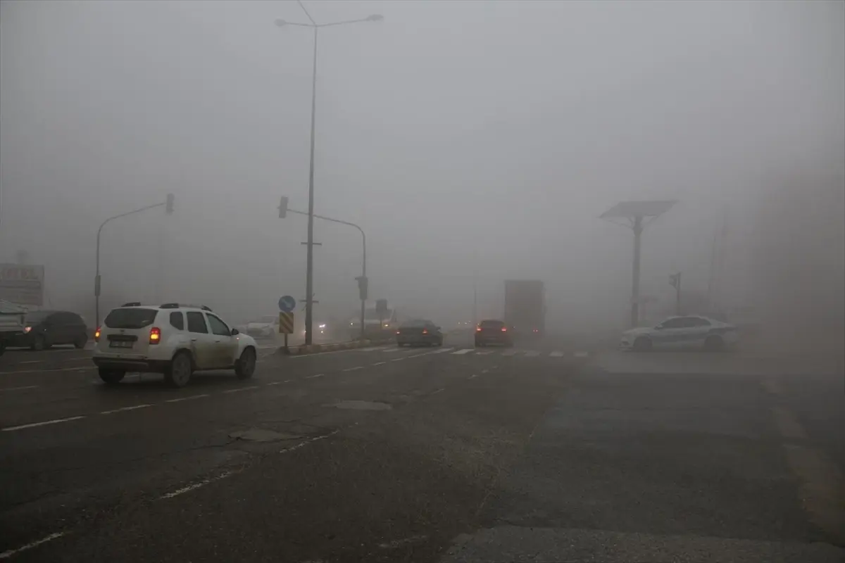 Hatay’da Yoğun Sis Görüşü 20 Metreye Düşürdü, Trafik Uyarıları Geldi