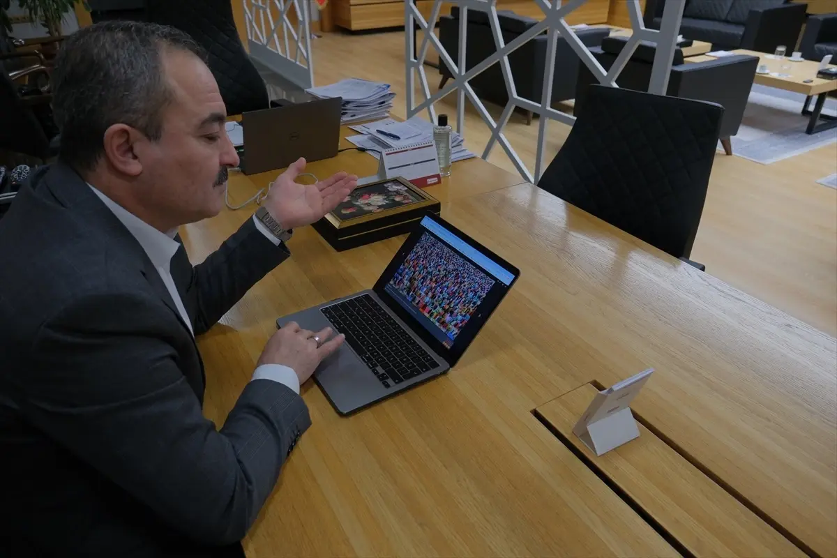 Hitit Üniversitesi Rektörü Öztürk, AA Yılın Kareleri Oylamasında Seçkin 112 Fotoğrafı İnceledi