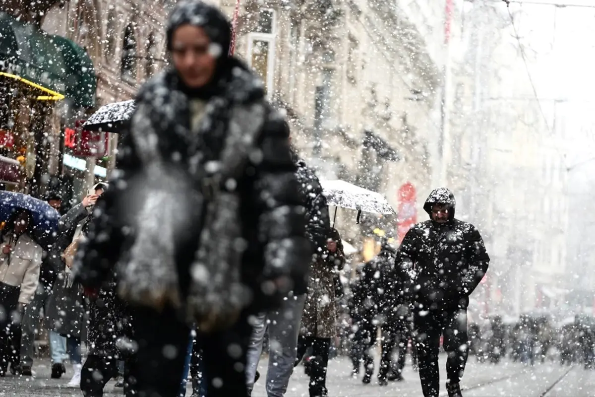 İstanbul’da Kar Yağışı ve Düşen Sıcaklıklar: Meteoroloji ve AKOM Uyarıları
