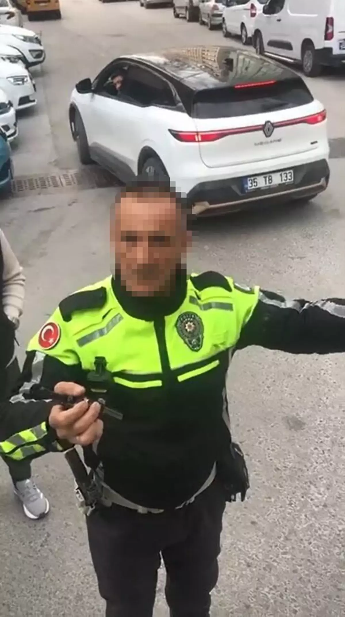 İzmir’de Kimlik Vermeyen Ehliyetsiz Sürücüye 34.500 TL Para Cezası