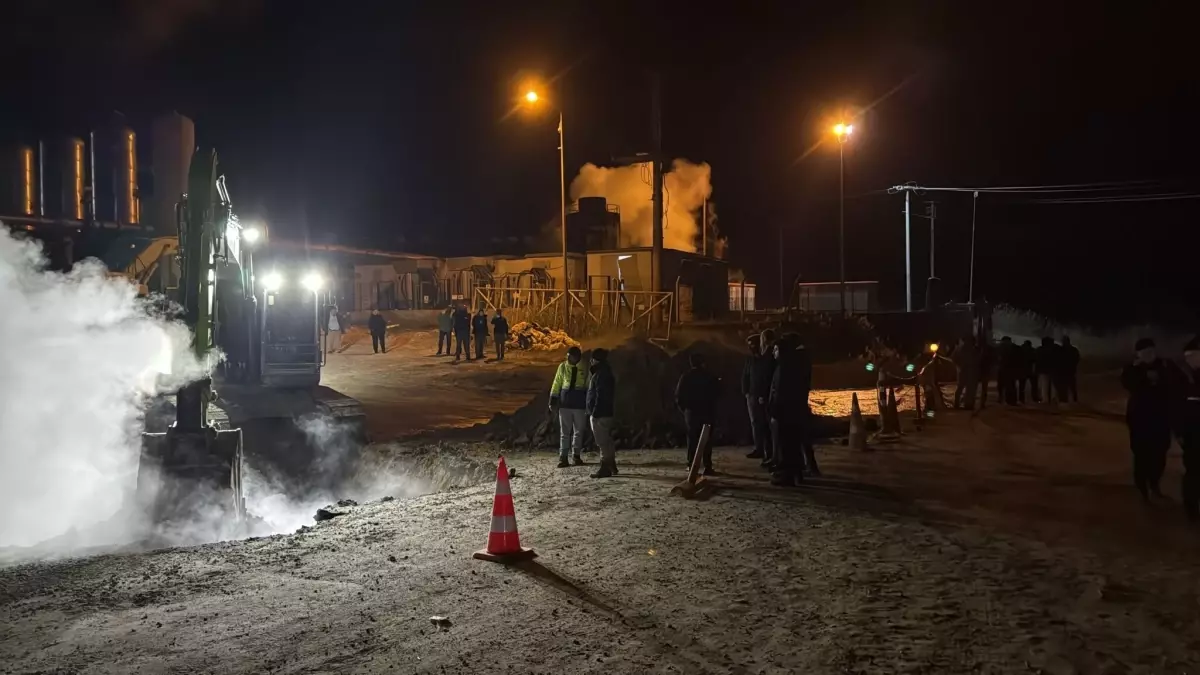Aydın Germencik’te Jeotermal Boru Hattında Buhar Sızıntısı Yol Kapattı