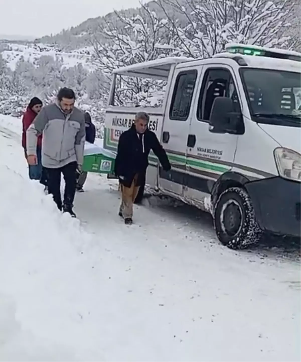 Niksar’da Karla Kapalı Yol, Cenaze İş Makinesiyle Taşındı