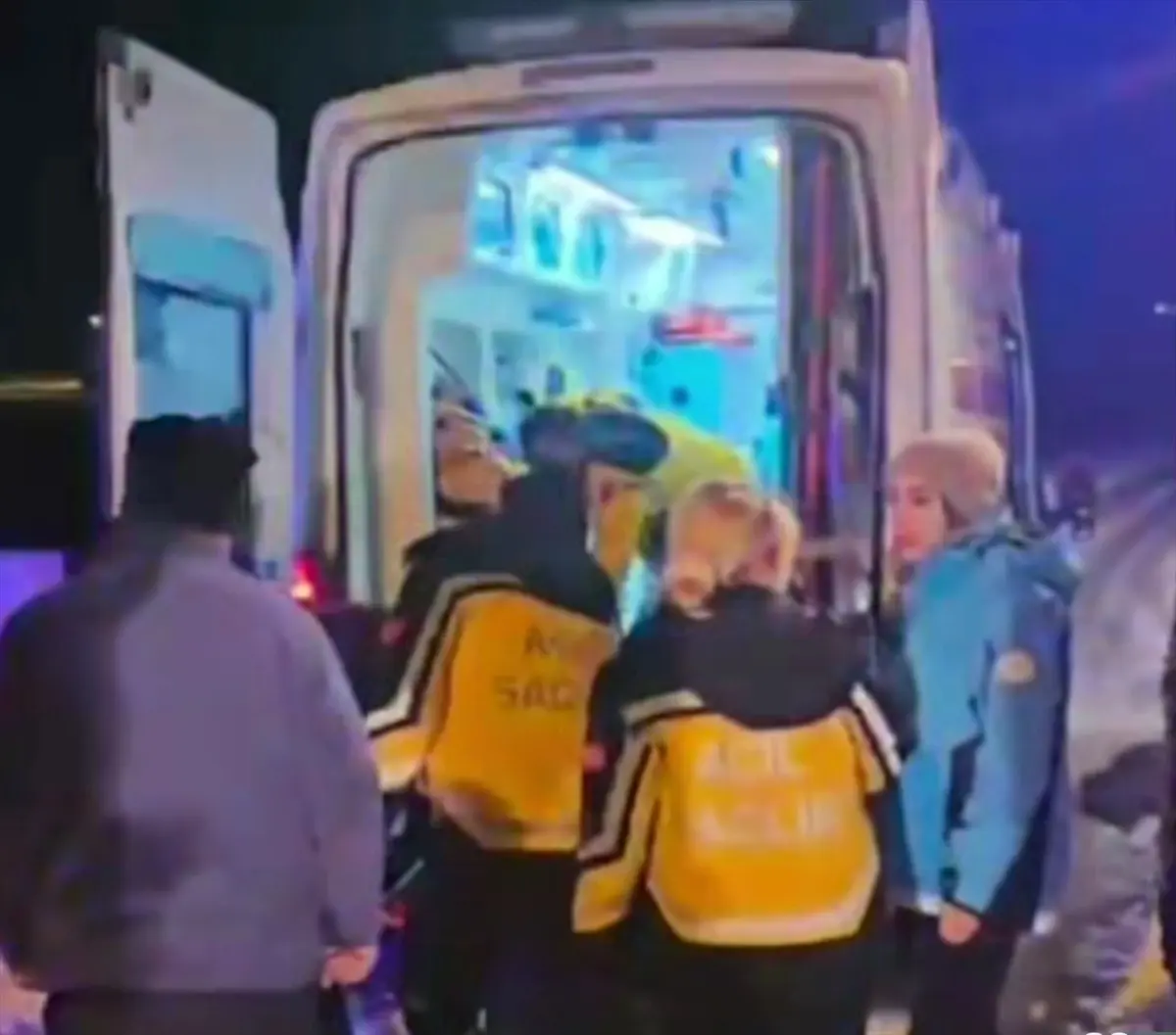 Malatya’da Kar ve Tipi Koşullarında 5 Saatlik Yol Açma Çalışması Sonrası Anne ve Yenidoğan Hastaneye Kavuşturuldu