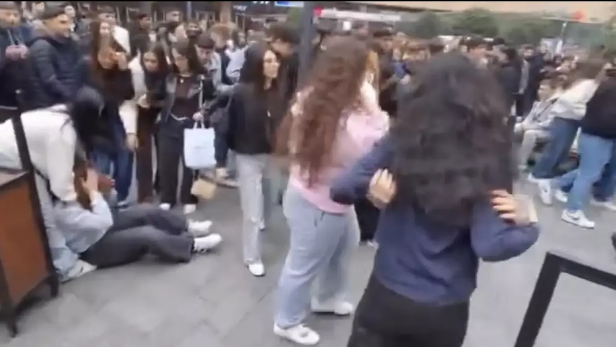 Maltepe Alışveriş Merkezinde Kadınlar Arasında Çıkan Tartışma Kavgaya Dönüştü