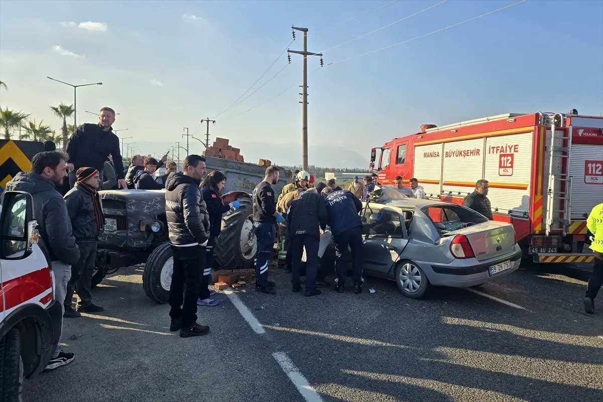Manisa’nın Turgutlu İlçesinde Otomobil ve Traktör Çarpışması: Sürücü Yaralandı