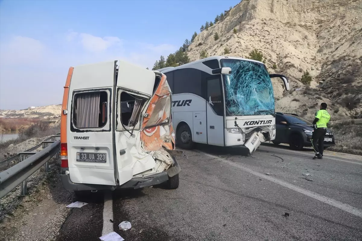 Mersin Mut'ta Minibüs ve Otobüs Çarpıştı: 2 Yaralı