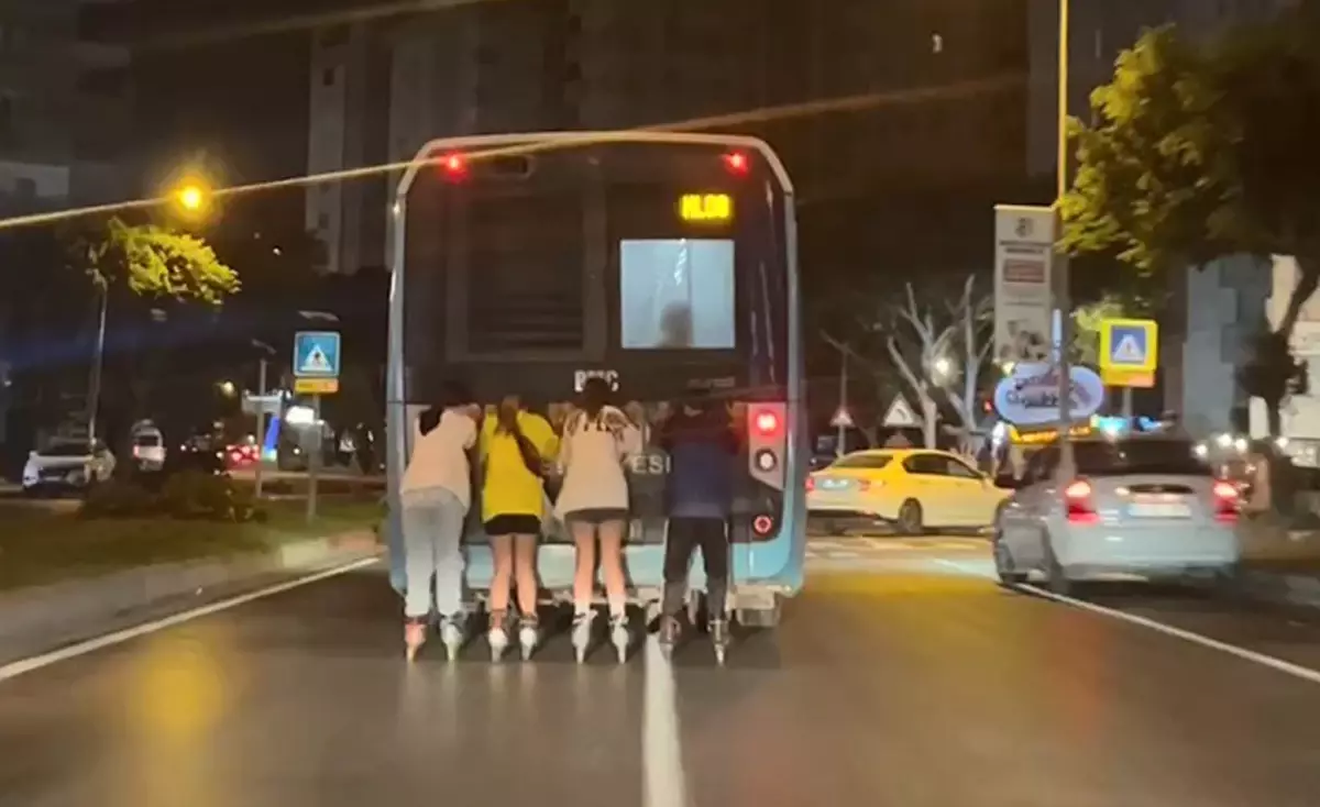 Antalya’da Otobüs Sürücüsü LED Tabela ile Patenli Çocukları Uyardı